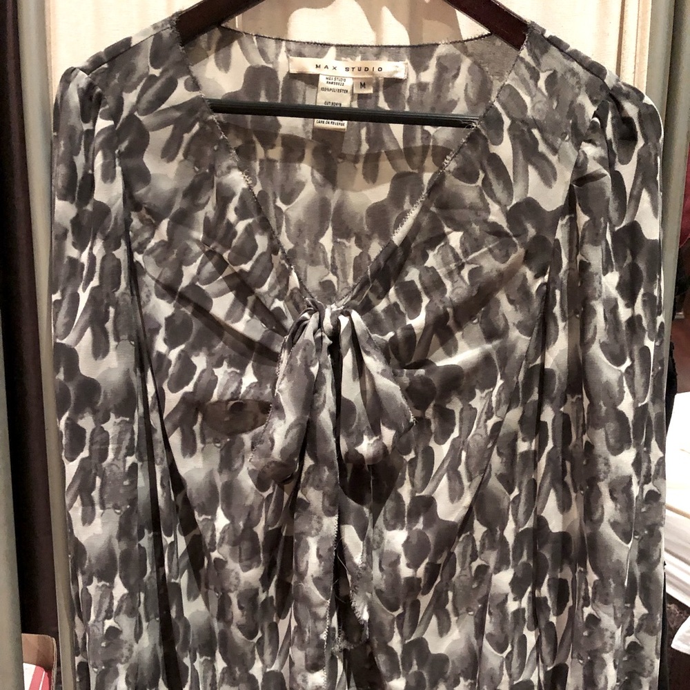 Beautiful MAX Studio top. Lightly worn for work.